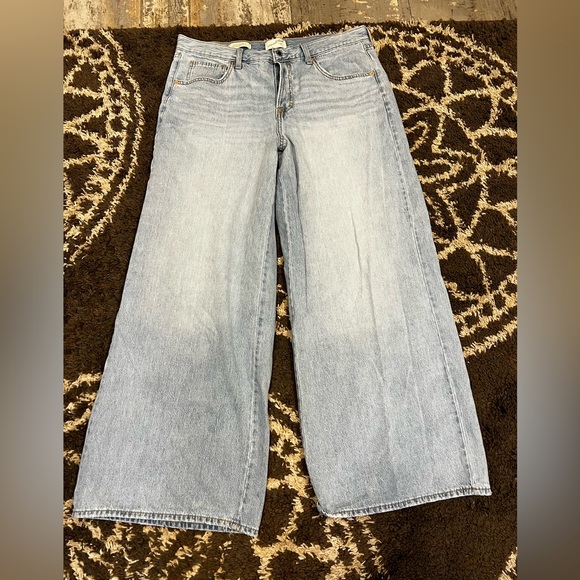 Universal Thread Denim - Women’s Light Wash Mid Rise Wide Leg Jeans Size 14